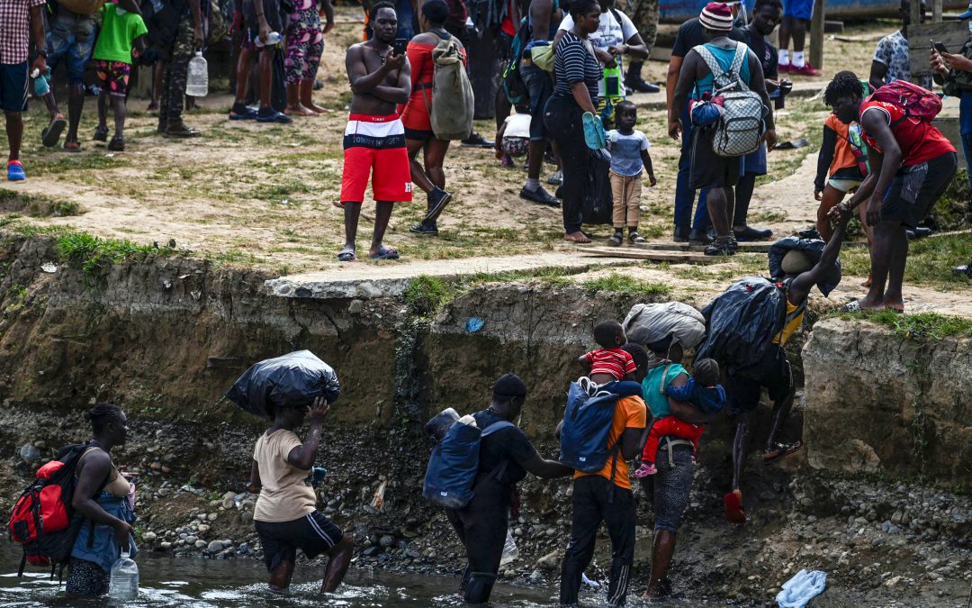 Migrantes cruzan el río Chucunaque luego de caminar durante cinco días en el Darién Gap, en la aldea Bajo Chiquito, provincia de Darién, Panamá, camino a los Estados Unidos. EFE