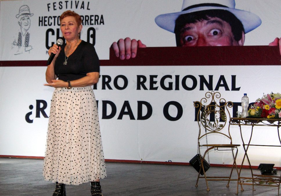 Jazmín López Manrique (Tina Tuyub) durante la conferencia en el auditorio del Ex telar La Aurora. Foto: Cortesía.