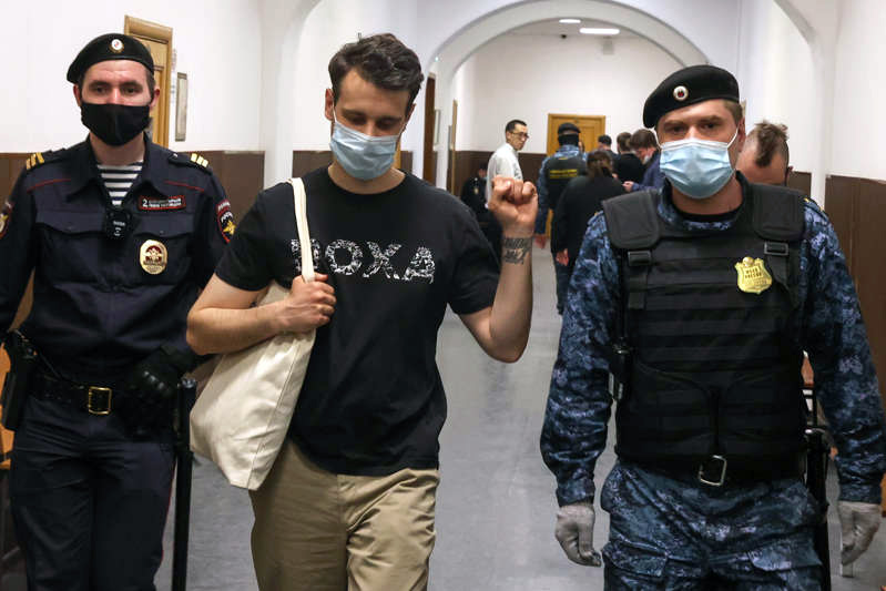 ladimir Metelkin, uno de los cuatro editores de la revista DOXA bajo arresto domiciliario, en una audiencia de prisión preventiva en Moscú, el 14 de abril de 2021.