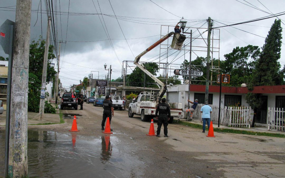 Trabajadores municipales reparando una lampara dañada por el paso del huracán "Grace" en la ciudad de Valladolid, Yucatán. Imagen: Jesús Gómez.