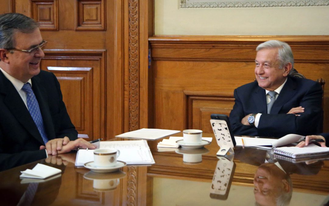 Marcelo Ebrard, ministro de relaciones exteriores (izquierda) y Andrés Manuel López Obrador, presidente de los Estados Unidos Mexicanos, durante la conversación vía telefónica con Kamala Harris, vicepresidenta de EE.UU.