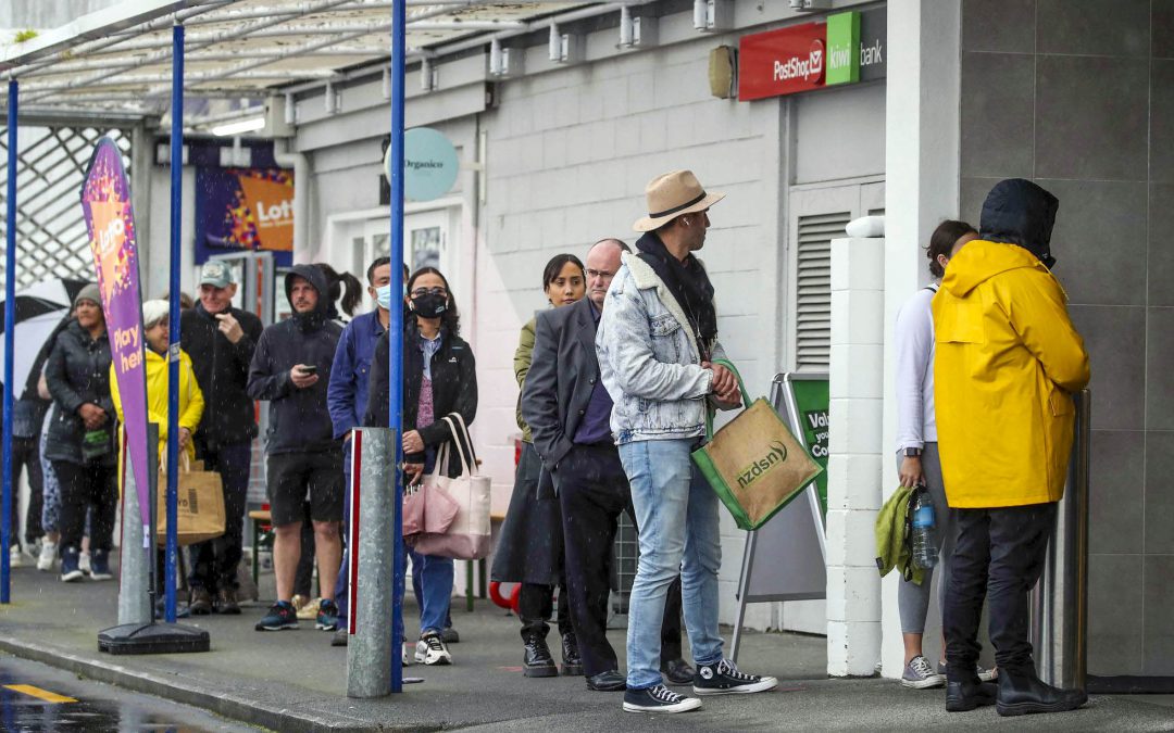Compradores hacen fila para entrar a un supermercado en Aukland, Nueva Zelanda. La primera ministra Jacinda Ardens ha anunciado que el país entra a su cuarto confinamiento domiciliario desde las 23:59 de este martes después de descubrirse un caso comunitario de Covid-19.