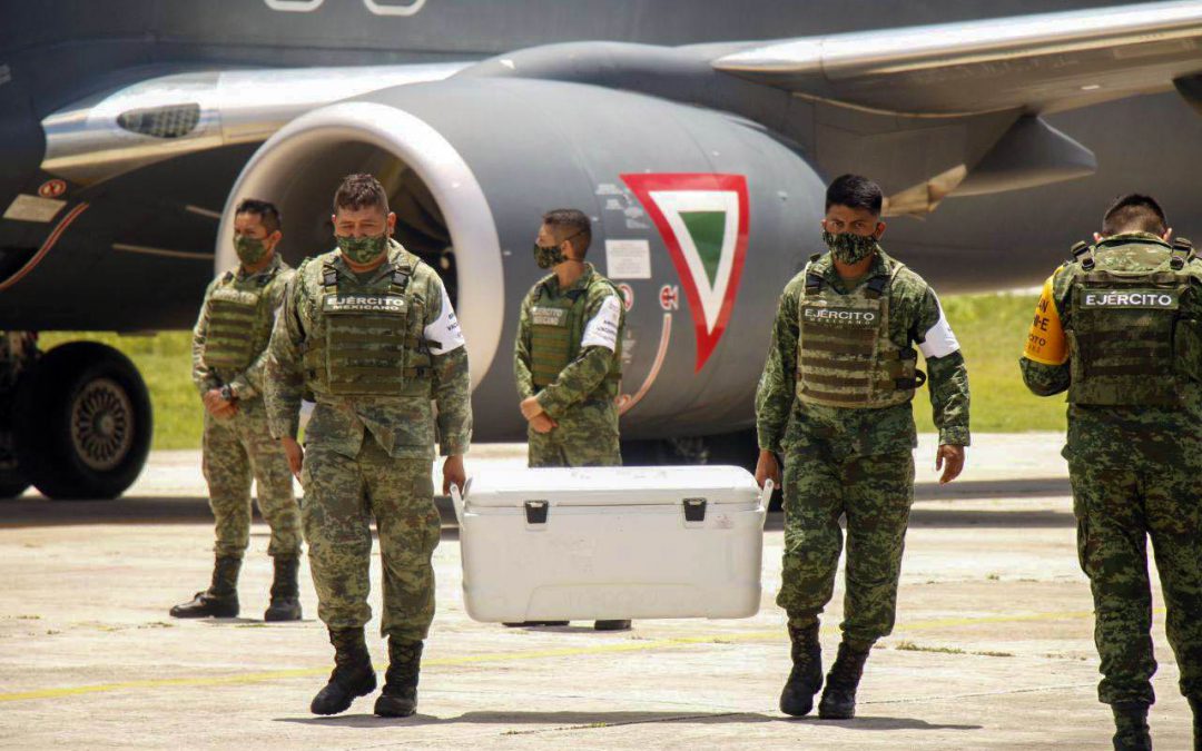 Llegada de las vacunas en la base aérea Nº 8 de la Fuerza Aérea Mexicana ubicada en la capital yucateca.