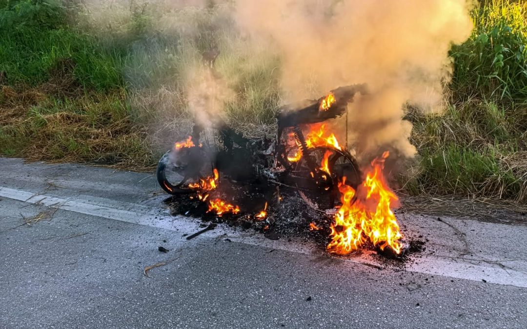 Se incendia motocicleta en el periférico de Valladolid.
