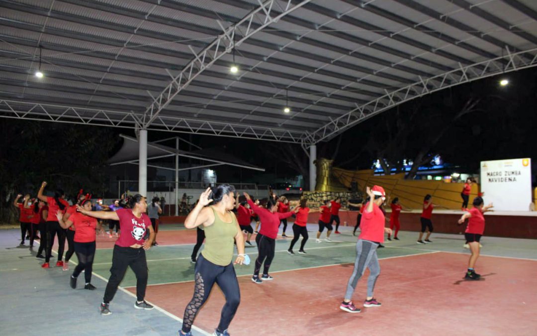 Participantes en el evento de Zumba realizado en las instalaciones de la unidad deportiva de El Águila, en la colonia militar, en Valladolid, Yucatán.