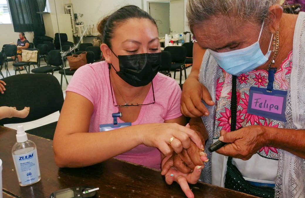 Partera yucateca recibe capacitación en el uso de un glucómetro con la finalidad de que estas mujeres estén mejor preparadas para ayudar a las mujeres de sus comunidades.