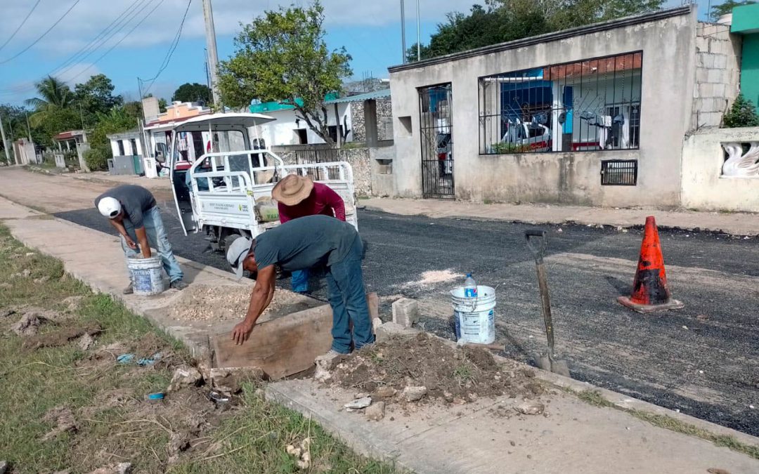 Brigada de servicios públicos municipales trabajan en la reparación de calles y banquetas de Valladolid y sus comisarías.