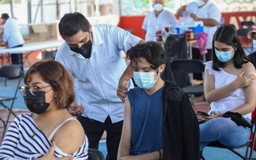 Adolescentes de la ciudad de Mérida recibieron hoy su primera dosis de la vacuna contra el coronavirus.