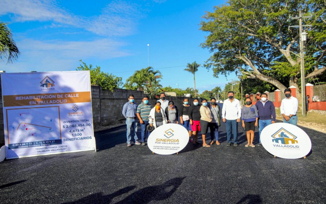 El presidente municipal vallisoletano acompañado por vecinos del lugar durante la entrega de calles en las cercanías del centro de rehabilitación San Camilo de Lelis.