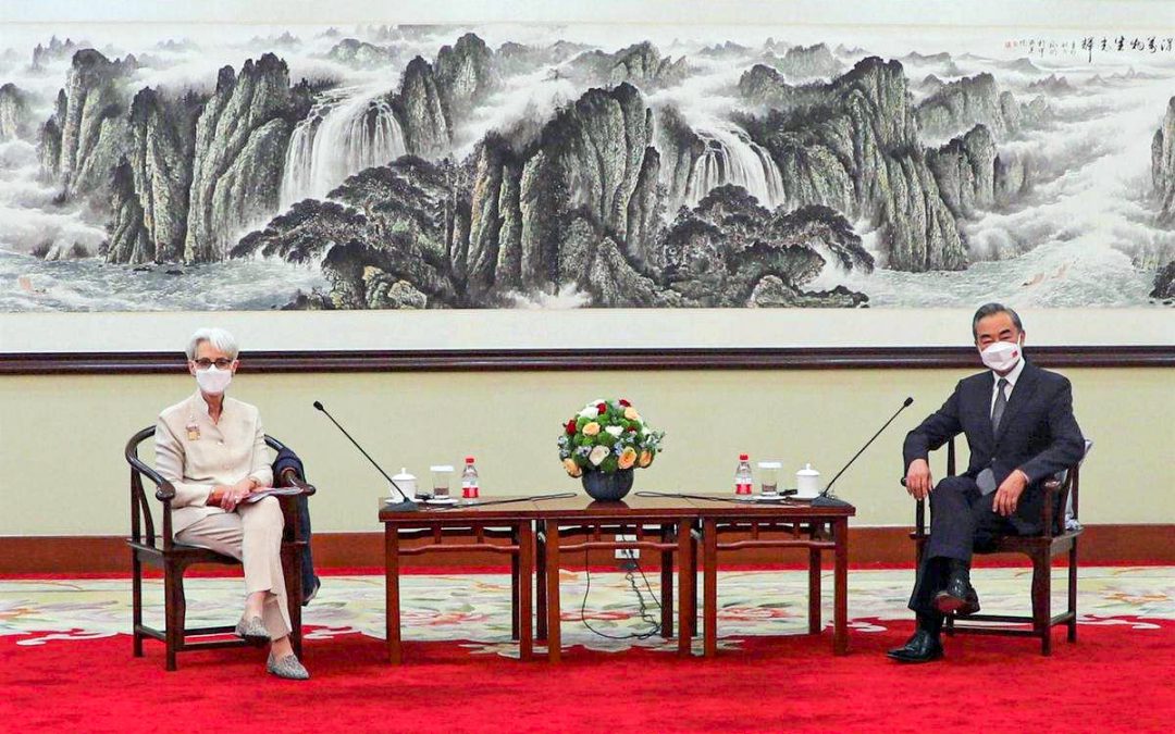 La subsecretaria de Estado, Wendy Sherman, junto al ministro de Exteriores de China, Wang Yi. (EFE)