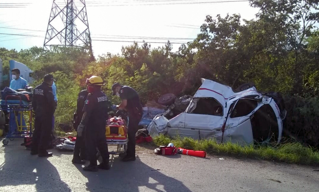 Tragedia en el Periférico: chocan un taxi de Dzununcán y un tráiler