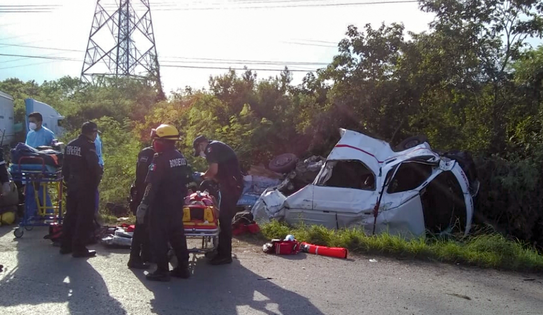 Tragedia en el Periférico: chocan un taxi de Dzununcán y un tráiler