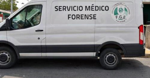 El servicio médico forense acudió a realizar el levantamiento del cuerpo de la infortunada mujer.