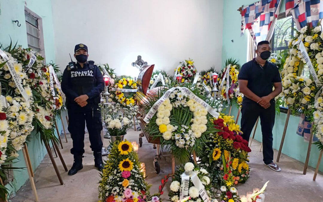 Elementos de la policía estatal montando una guardia de honor ante el féretro del policía Raúl Adrián Couoh Aké. Foto cortesía.