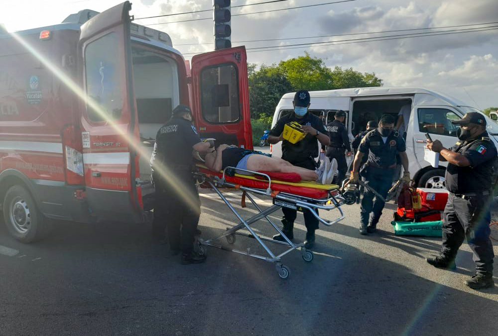 Paramédicos de la SSP atienden a los lesionados. Foto: Cortesía.