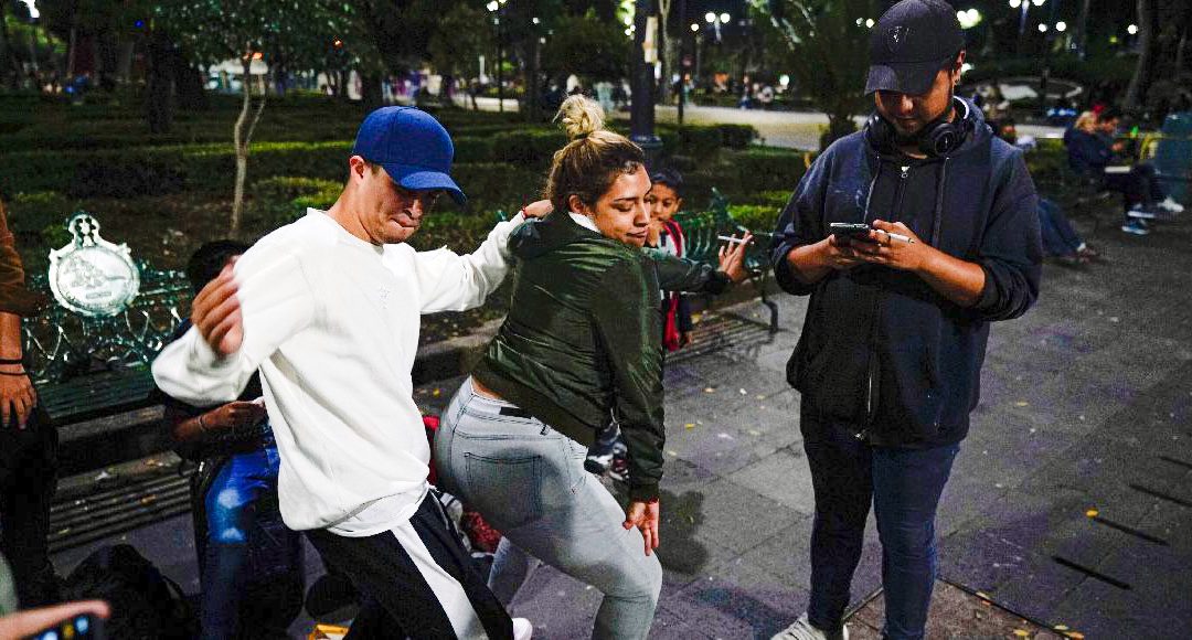 Jóvenes divirtiéndose en una plaza de Coyoacán. Foto: AP