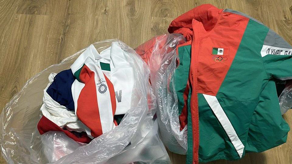 Uniformes del representativo mexicano encontrados en la basura.