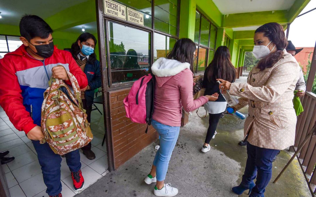 Con todas las medidas de higiene iniciaron sus clases los estudiantes que acudieron a los centros escolares, en algunas aulas solo se pudo observar un estudiante. FOTO: Archivo