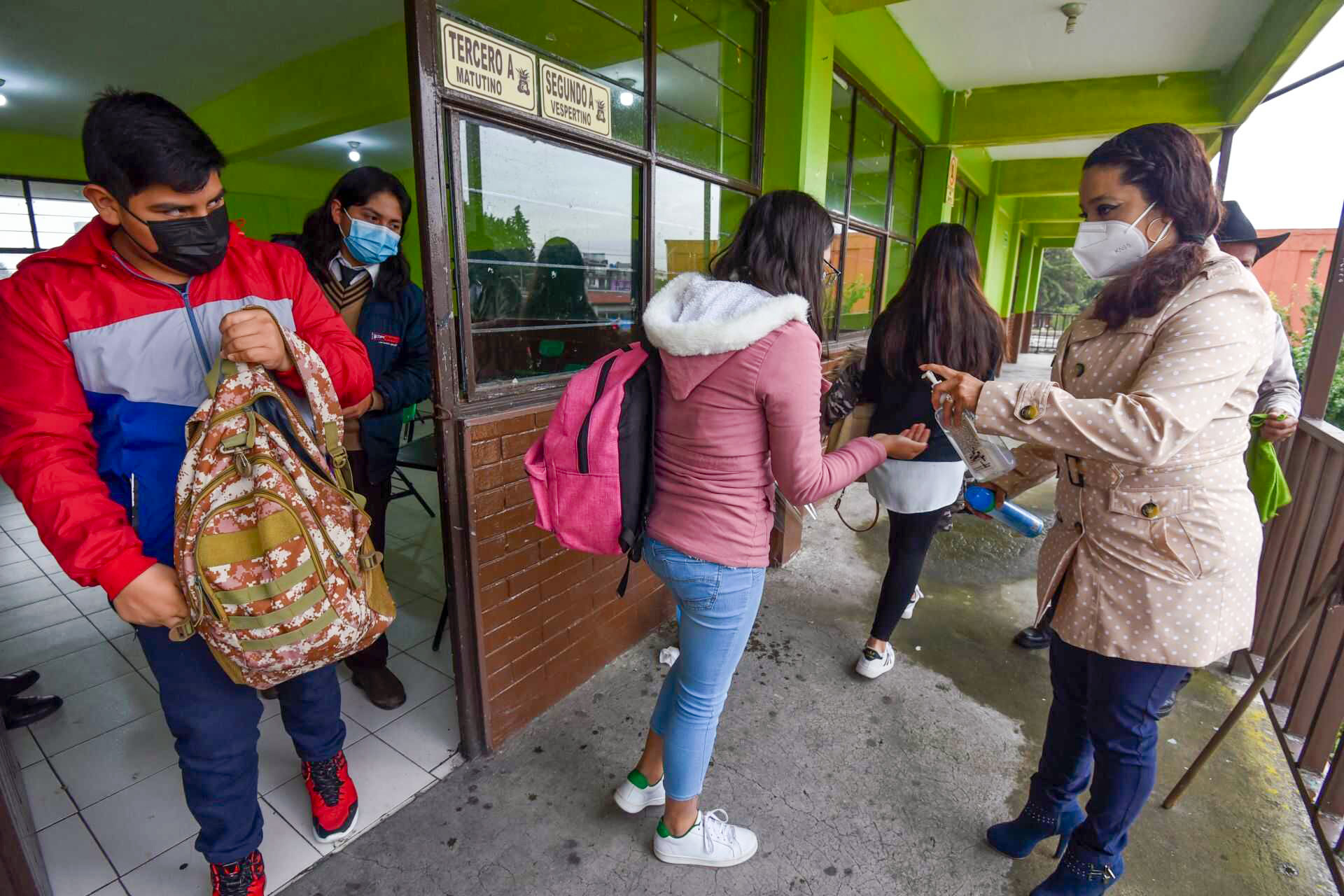 Con todas las medidas de higiene iniciaron sus clases los estudiantes que acudieron a los centros escolares, en algunas aulas solo se pudo observar un estudiante. FOTO: Archivo
