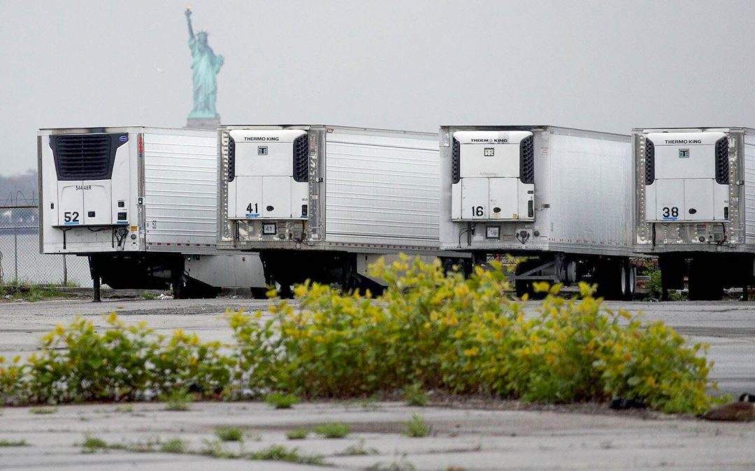 Los cuerpos de las víctimas del coronavirus de la ciudad de Nueva York todavía se almacenan en remolques refrigerados convertidos en morgues improvisados durante el apogeo de la pandemia hace un año, según la oficina del médico forense. Los camiones refrigerados sirvieron como morgues temporales en la Terminal Marina de South Brooklyn el 6 de mayo de 2020.