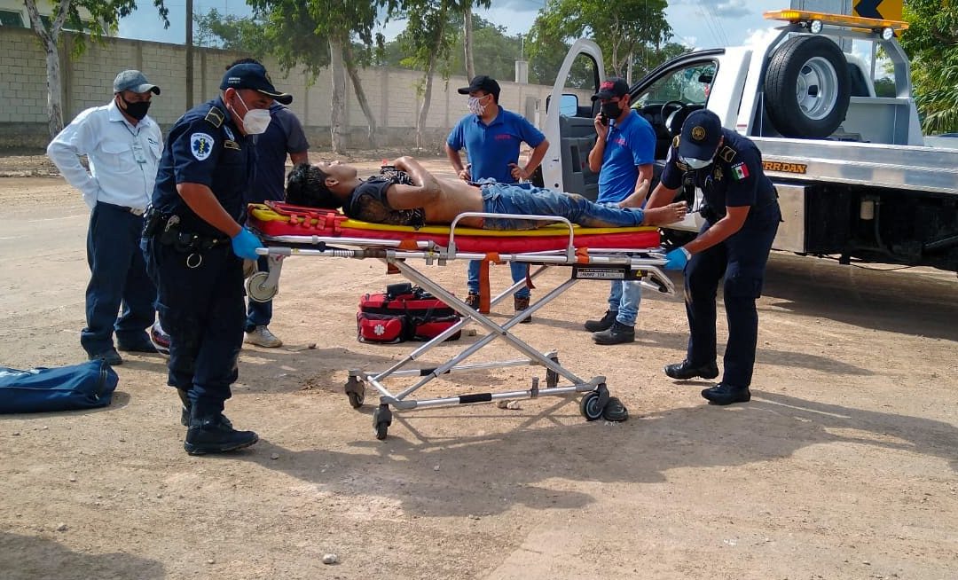 Paramédicos de la SSP trasladan al menor lesionado en una ambulancia de la corporación.