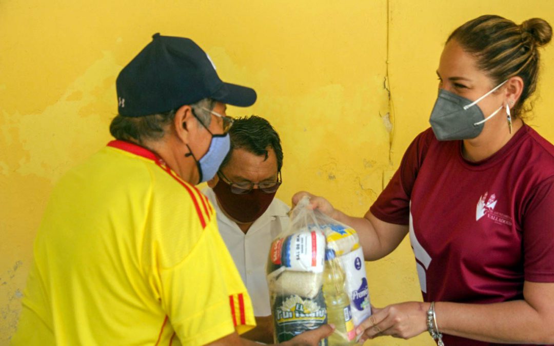 La actual regidora de Desarrollo Social, Diana Escalante Acevedo, hace entrega de un paquete alimentario.