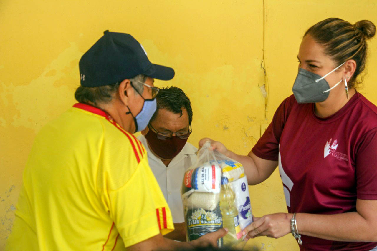 Entrega de paquetes alimentarios a agrupaciones municipales.
