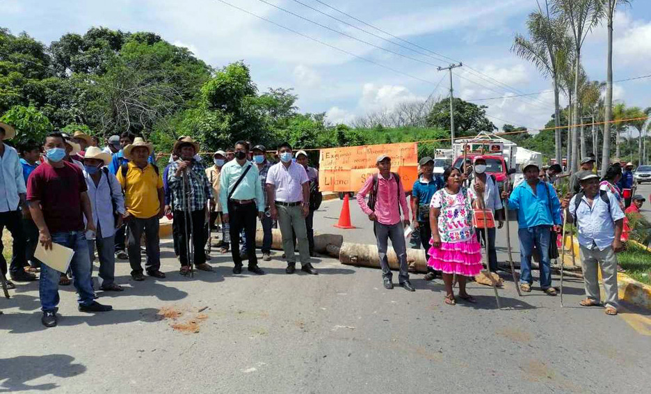 En Guerrero, manifestantes mixtecos bloquean carretera y toman ayuntamiento