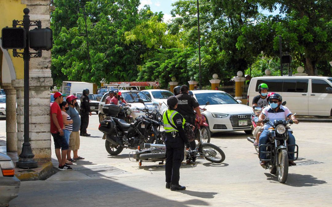 La motocicleta Honda quedó tirada en medio de la calle al impactarse contra una camioneta Nissan Xtrail cuya conductora no respetó la luz roja del semáforo.- Foto: El Observador.