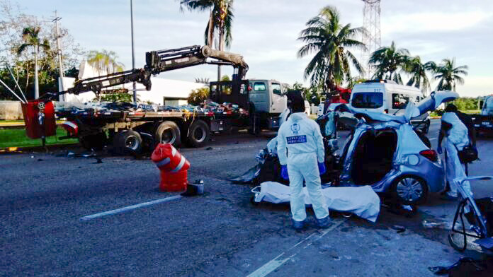 Muere conductor prensado en tramo carretero Puerto Morelos-Playa del Carmen.