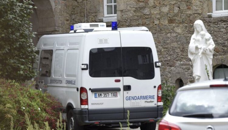 Camioneta de la gendarmería francesa estacionado en una iglesia católica de la localidad de Saint-Laurent-Sur-Sevres, en el oeste de Francia, donde fuera asesinado un sacerdote.
