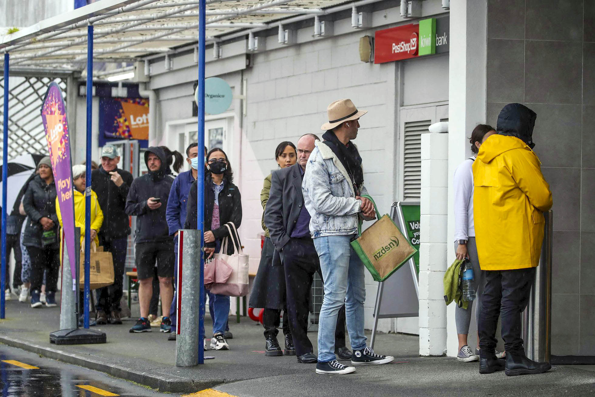 Compradores hacen fila para entrar a un supermercado en Aukland, Nueva Zelanda. La primera ministra Jacinda Ardens ha anunciado que el país entra a su cuarto confinamiento domiciliario desde las 23:59 de este martes después de descubrirse un caso comunitario de Covid-19.