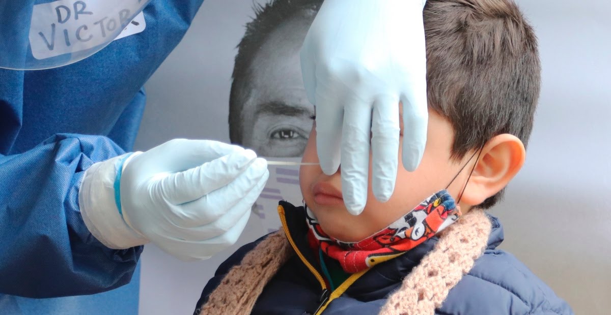 Envía a su hijo a la escuela después de dar positivo a Covid-19.