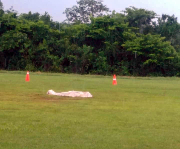 El cuerpo del infortunado deportista quedó tendido en el campo de futbol.