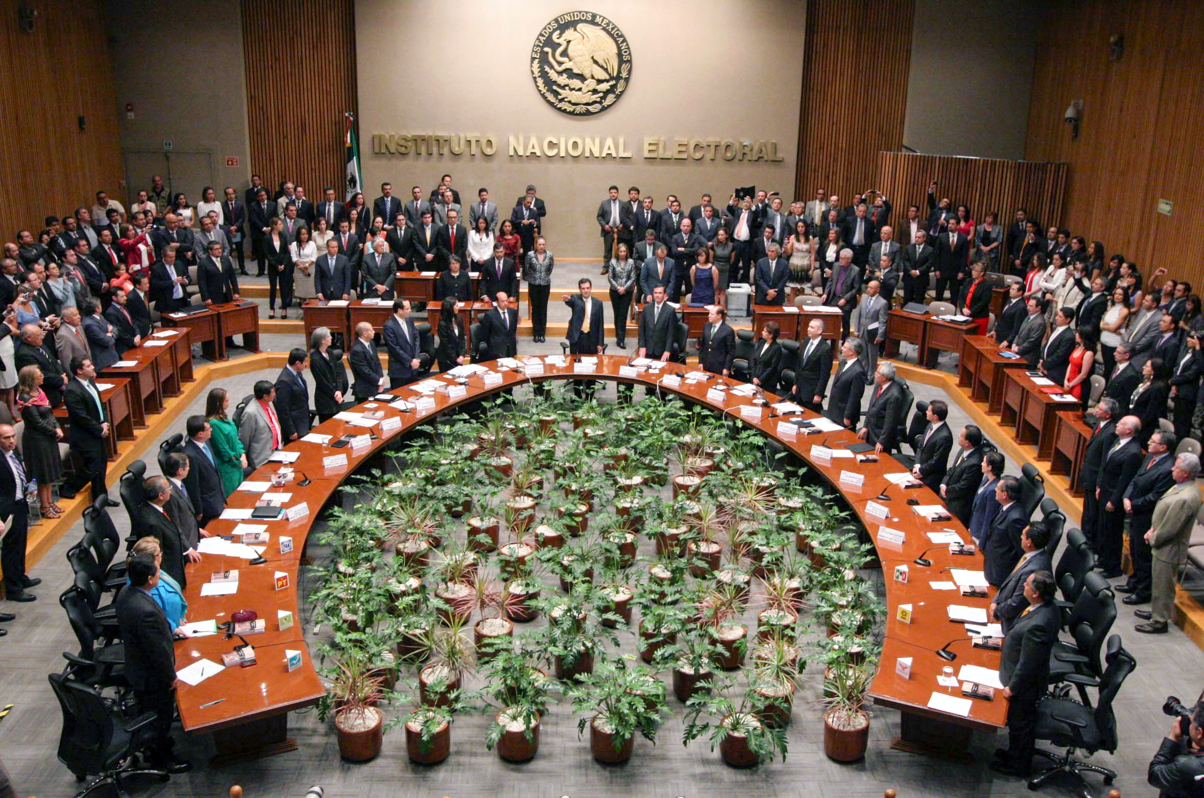 Partidos se confrontan en el INE por resultados de consulta popular