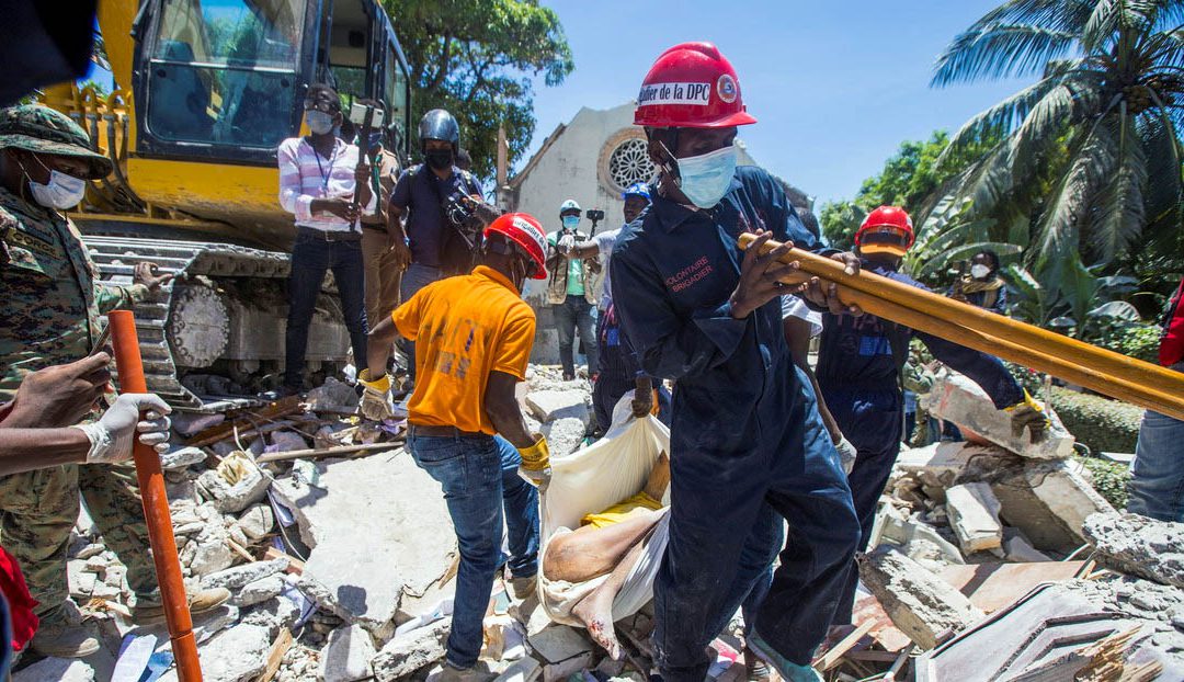 Miembros de un equipo de rescate y protección civil en Les Cayes, Haití.