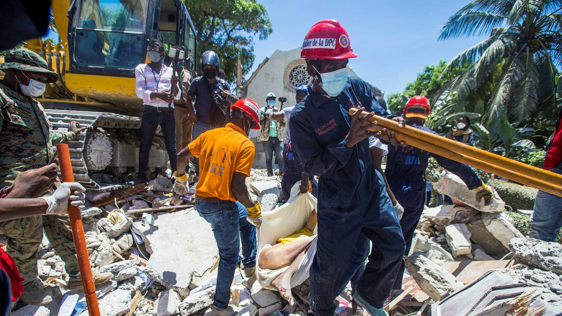 Miembros de un equipo de rescate y protección civil en Les Cayes, Haití.