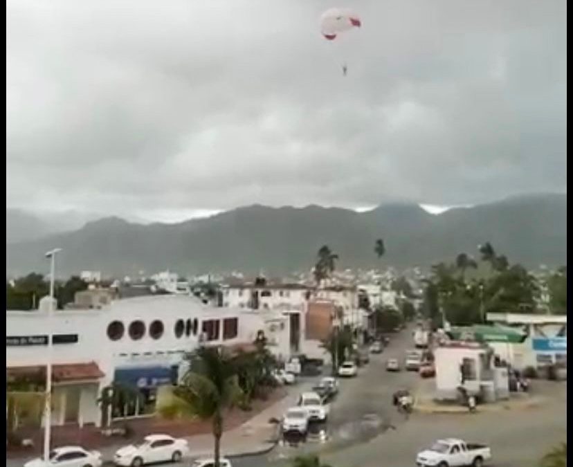 Turista cae en medio de los cables luego de falla en paracaídas.