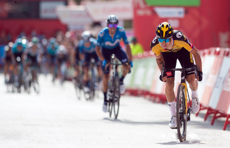 Primoz Roglic gana la etapa 11 de LaVuelta21 a España pero sigue 3º en la general, en tanto el noruego Odd Christian Eiking, que llegó 10º, mantuvo la malla roja de líder escoltado a 58 segundos por el francés Guillaume Martin.