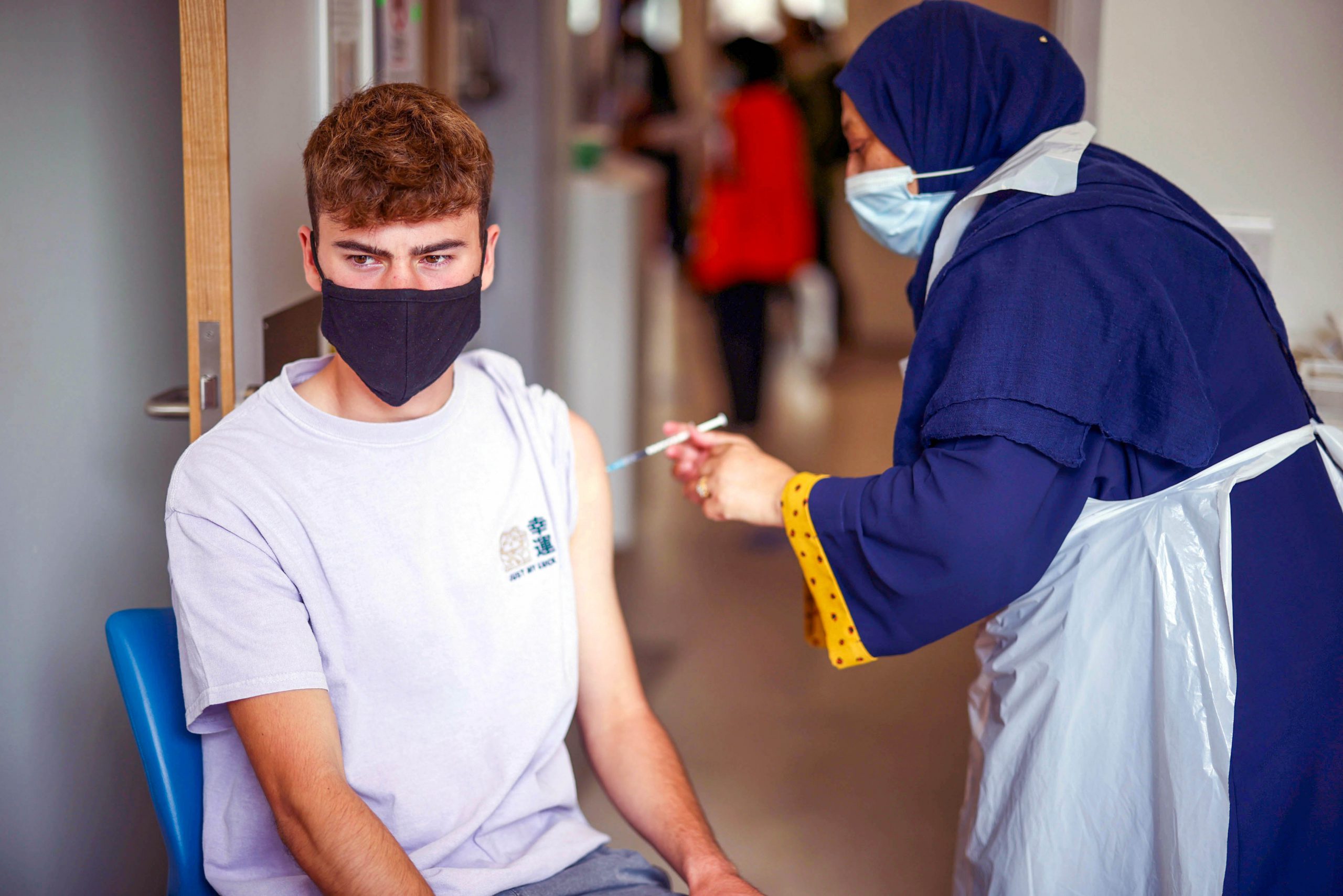 Un joven recibe una dosis contra el coronavirus en el hospital Central de Middlesex, en Londres.