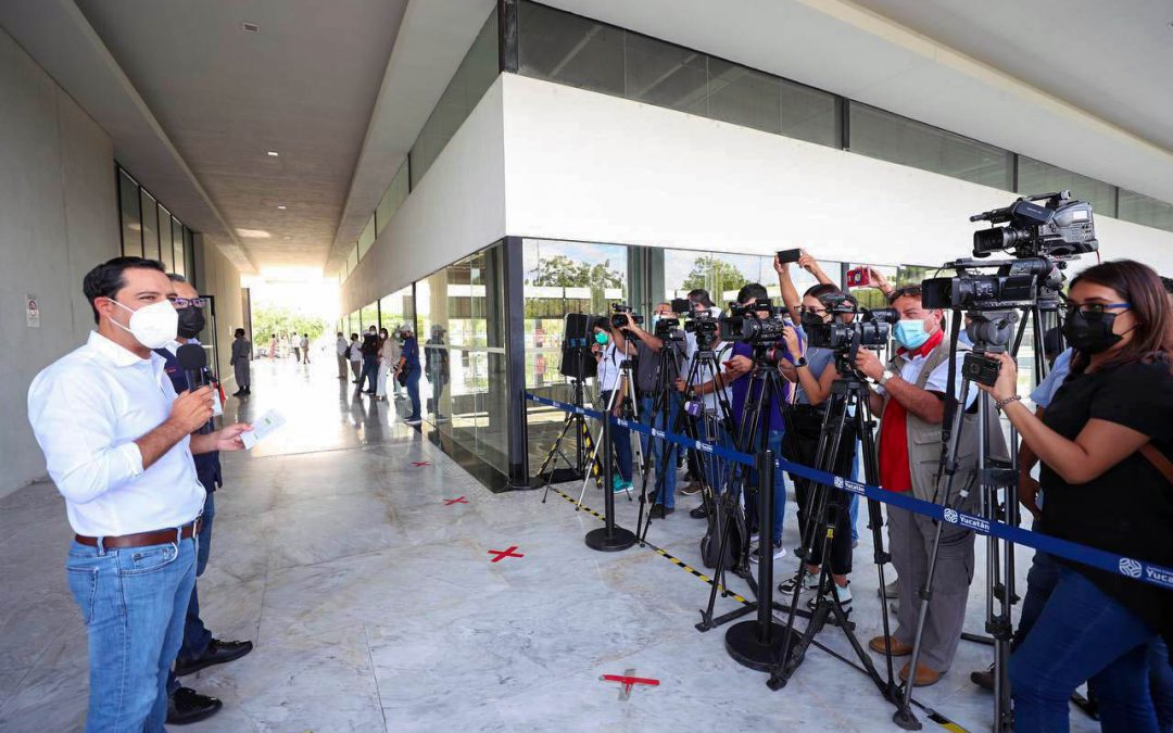 El gobernador del estado Mauricio Vila hoy en rueda de prensa.