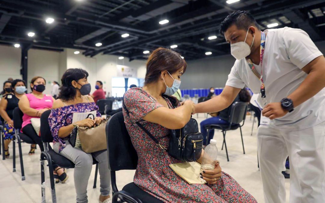 Mujer de la ciudad de Mérida recibe su segunda dosis del fármaco contra el coronavirus.