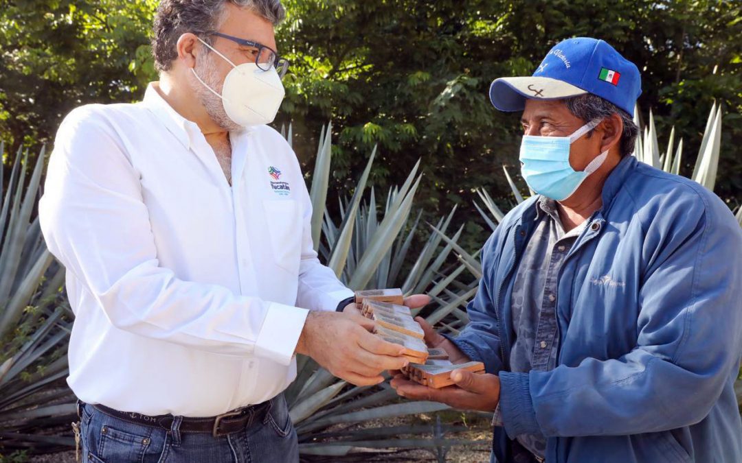 El director de Agricultura de la Secretaría de Desarrollo Rural (Seder), Manuel Bolio García entrega las abejas reinas al apicultor Quintal Balam de 62 años de edad. Foto: Cortesía.