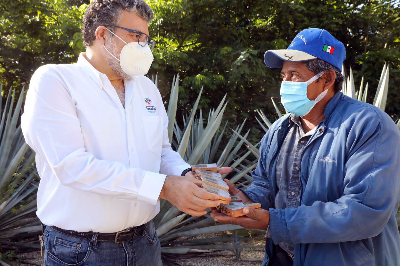 Respalda el Gobernador a apicultores con la entrega de Abejas reina