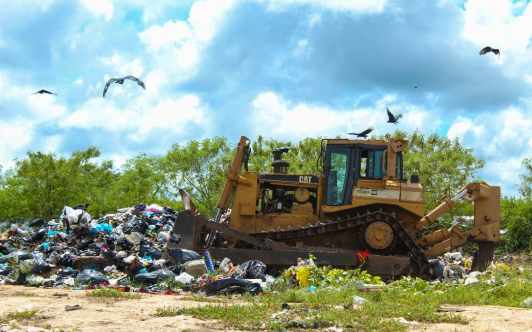 Maquinaria pesada trabajando en la compactación de la basura ante el nulo manejo de separacion y reciclaje de estos materiales en el basurero municipal de Valladolid, Yucatán.