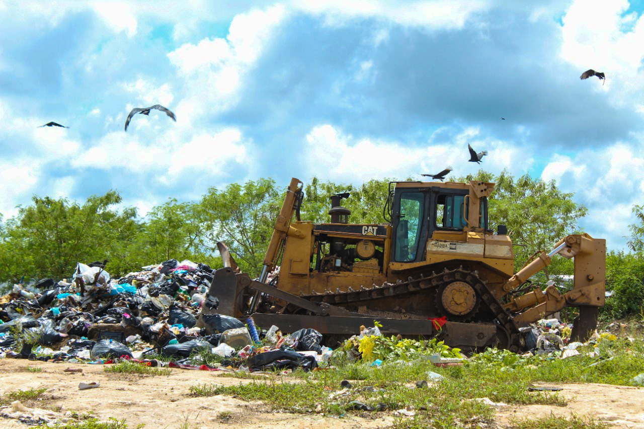 Ordenamiento y compactación de residuos sólidos en el basurero municipal.