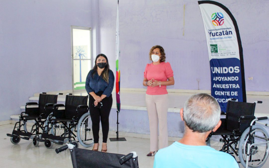 La presidente del DIF municipal, Regina Fernández acompañada por Zhazil Méndez, titular de Beneficencia Publica del estado, durante la entrega de sillas de ruedas y andadores ortopédicos.