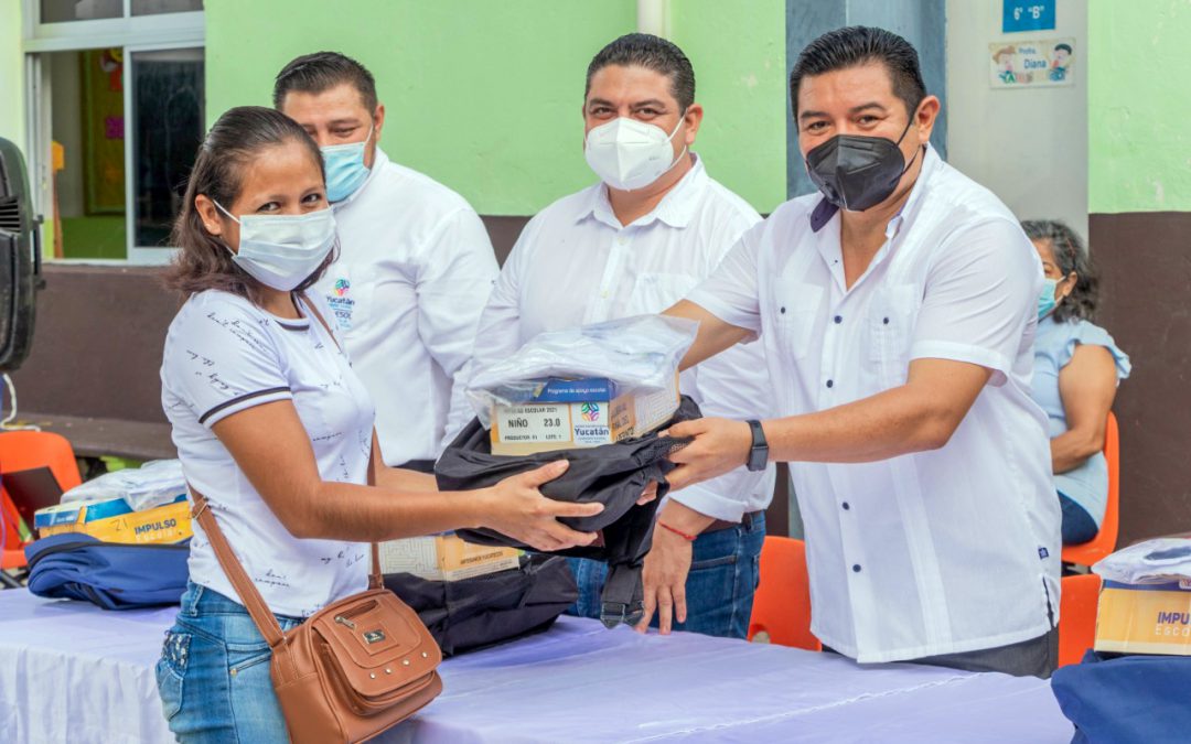 En la imagen, el alcalde vallisoletano Alfredo Fernández Arceo hace entrega de un paquete escolar a una madre de familia. Estuvo acompañado por el representante de SEDESOL y director del programa Felipe Pacheco; y el diputado local Luis Fernández Vidal.