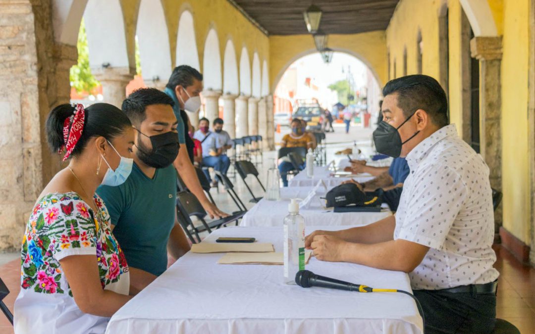 El presidente de Valladolid, Yucatán, atendiendo las solicitudes de la población en los bajos del palacio municipal.