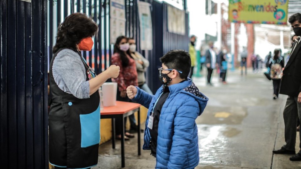 Niños regresan a la escuela este lunes de manera presencial.